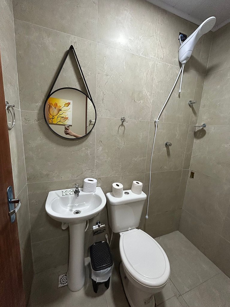 Suíte mobiliada com ar condicionado e internet