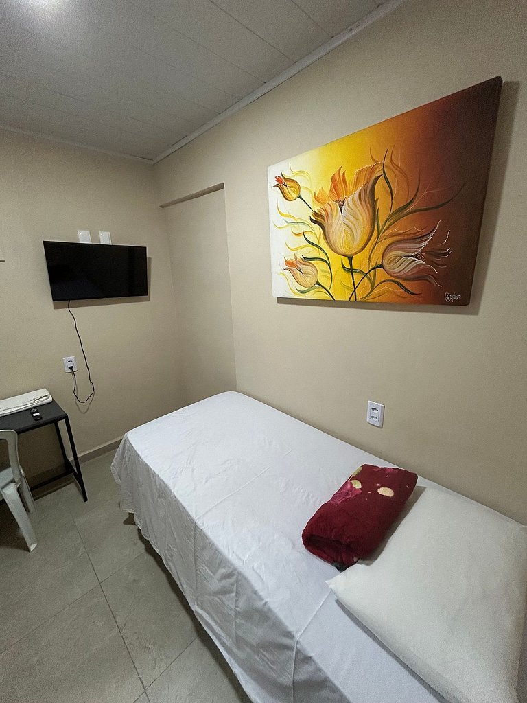 Suíte mobiliada com ar condicionado e internet