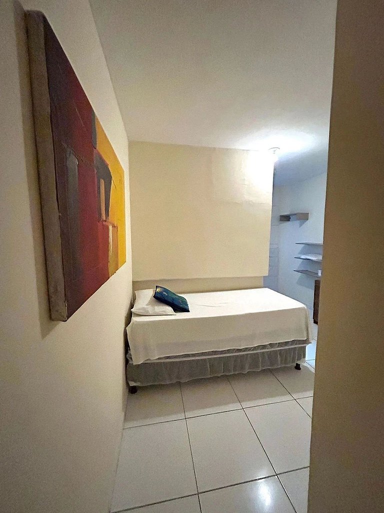 Suíte mobiliada com ar condicionado e internet