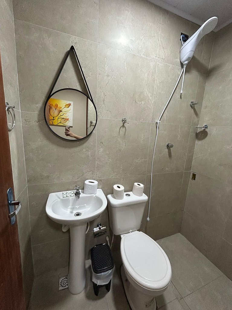 Suíte mobiliada com ar condicionado e internet