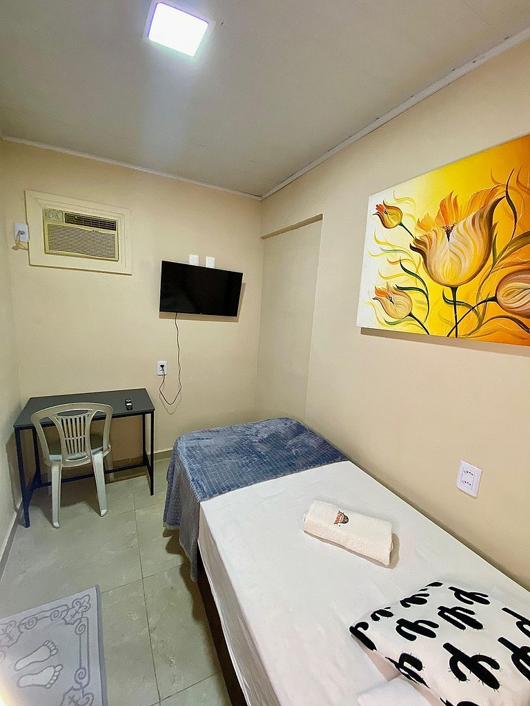 Suíte mobiliada com ar condicionado e internet