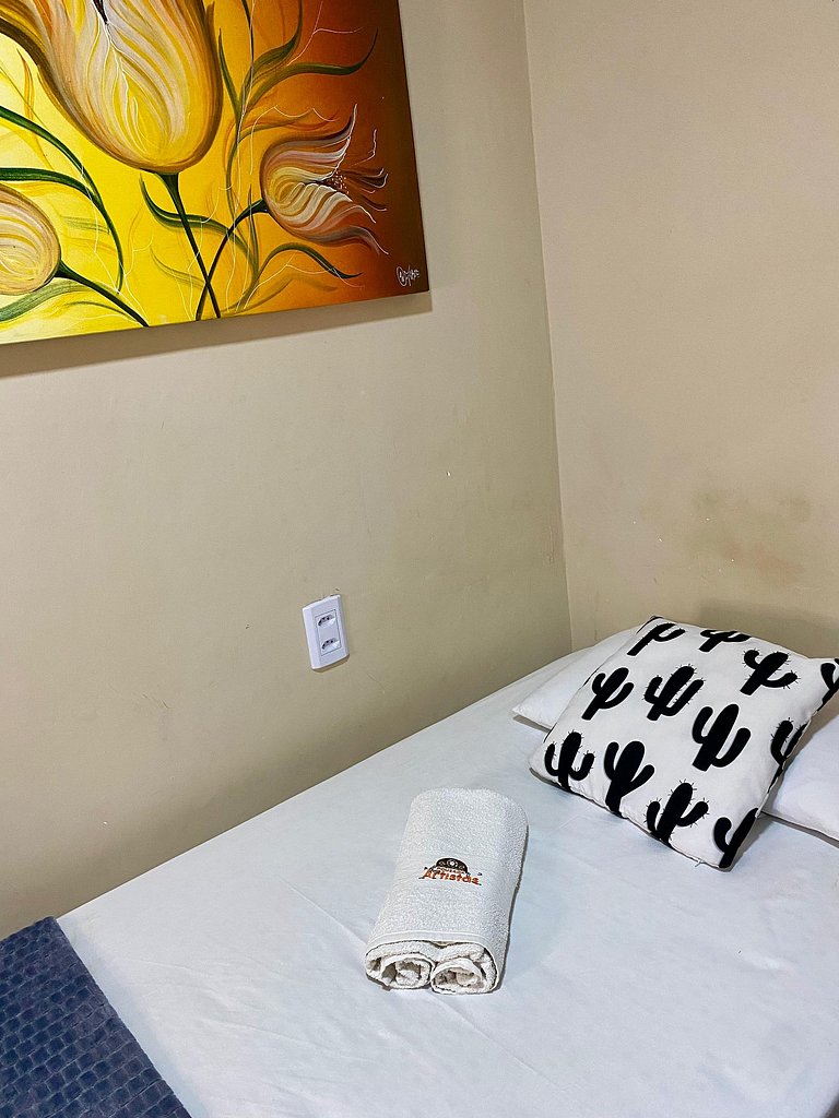 Suíte mobiliada com ar condicionado e internet