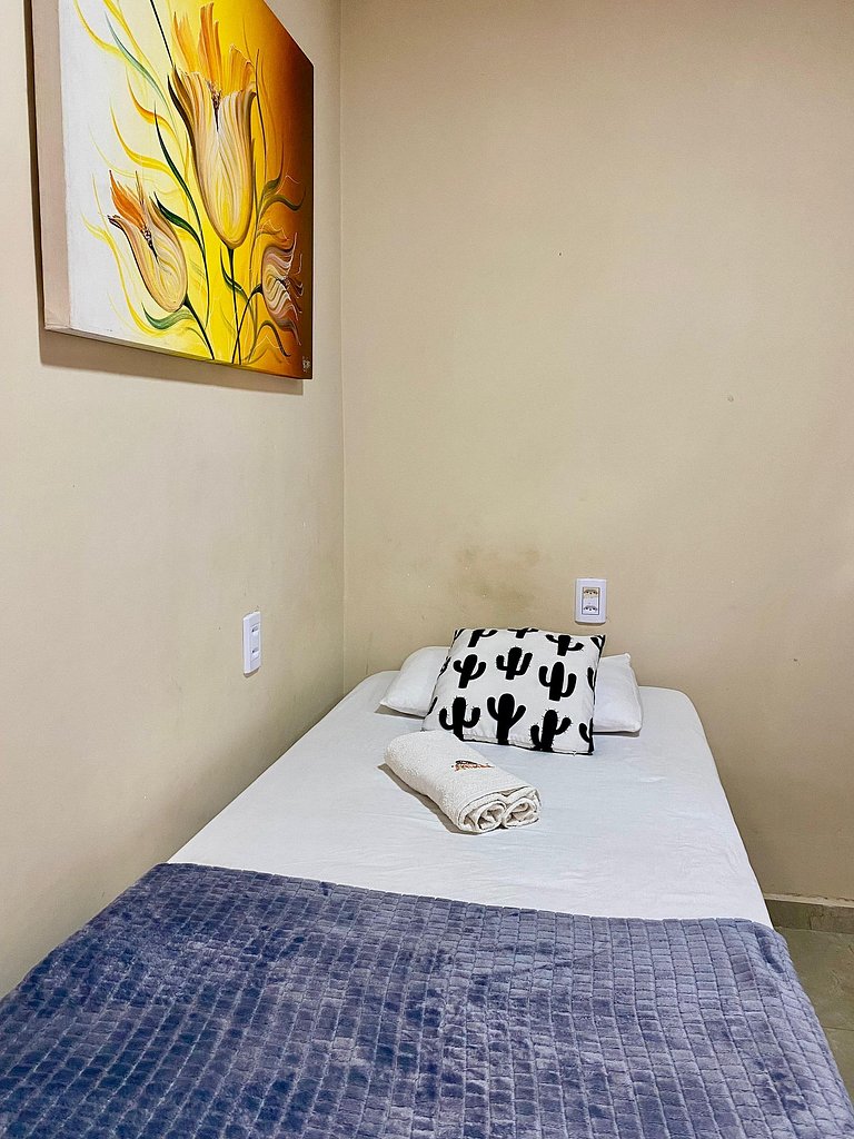 Suíte mobiliada com ar condicionado e internet