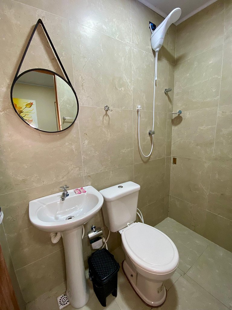 Suíte mobiliada com ar condicionado e internet