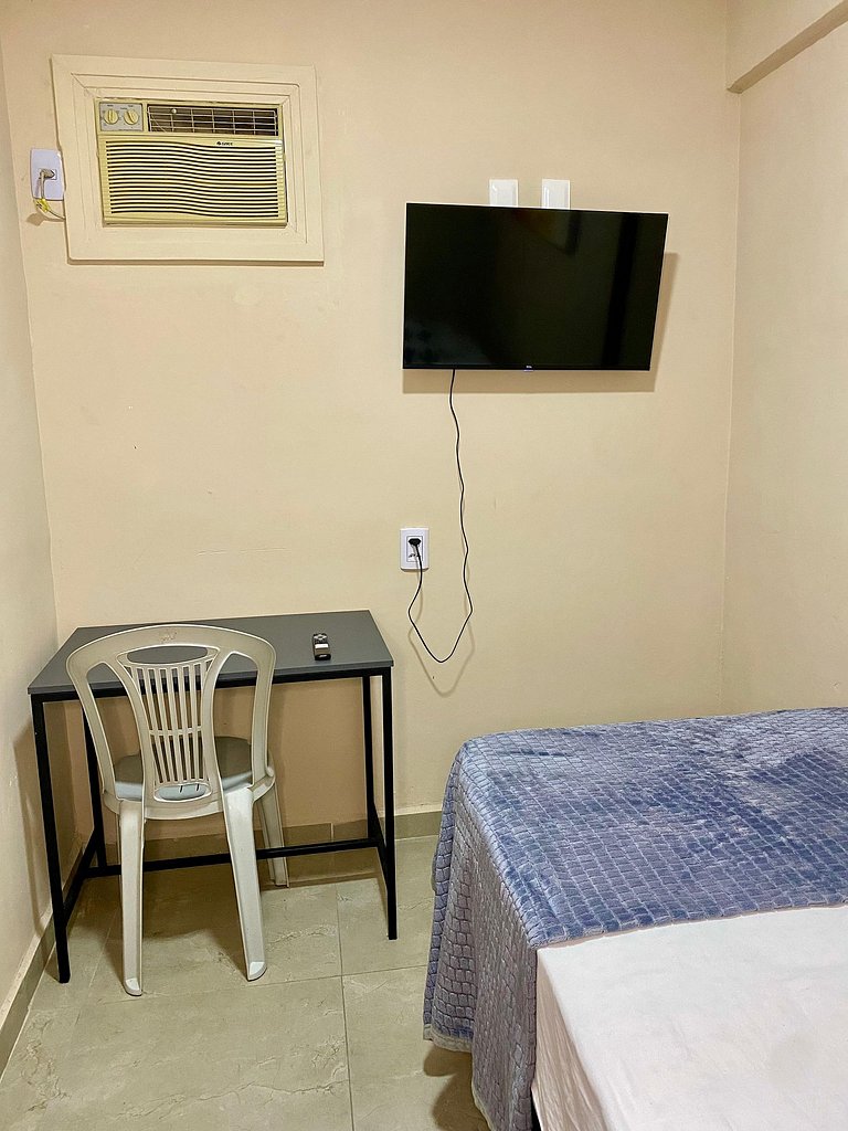 Suíte mobiliada com ar condicionado e internet