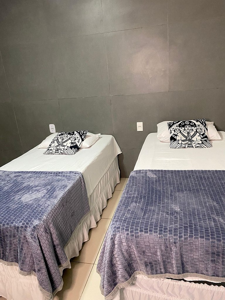 Quarto Espaçoso com 5 Camas - Pousada Mandacaru