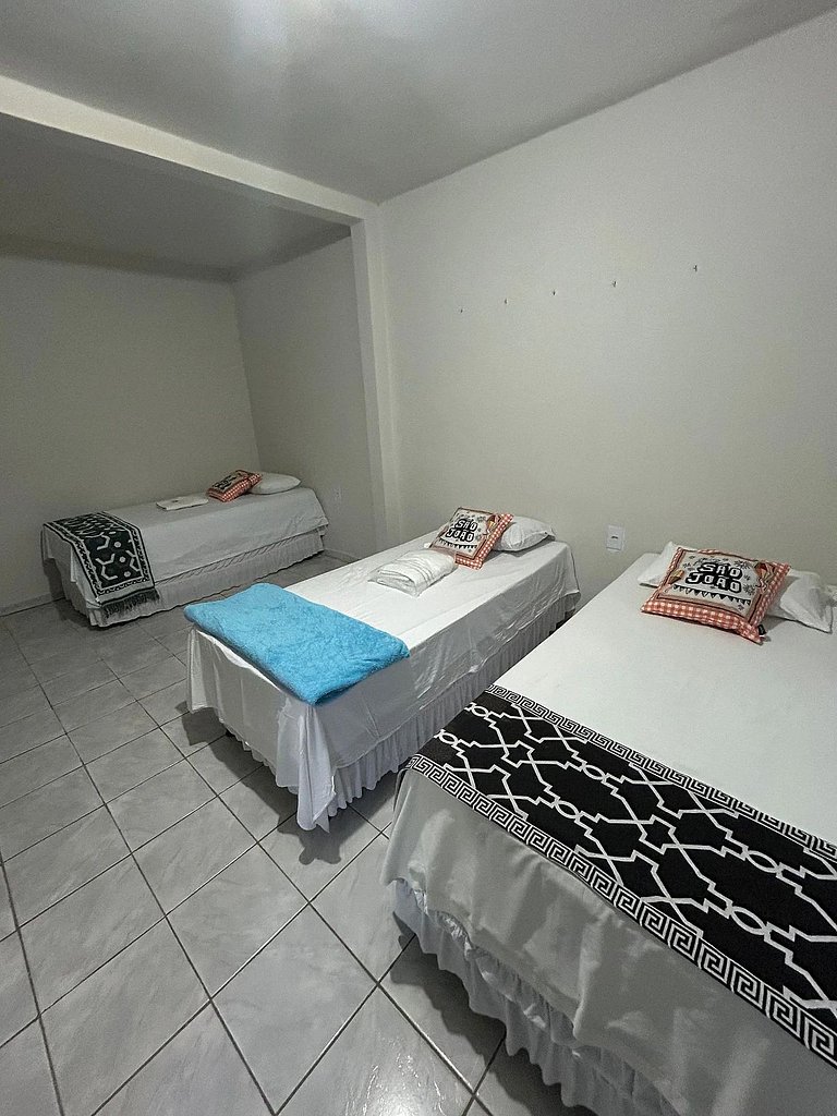 Quarto Duplo com Ar: Conforto e Economia!