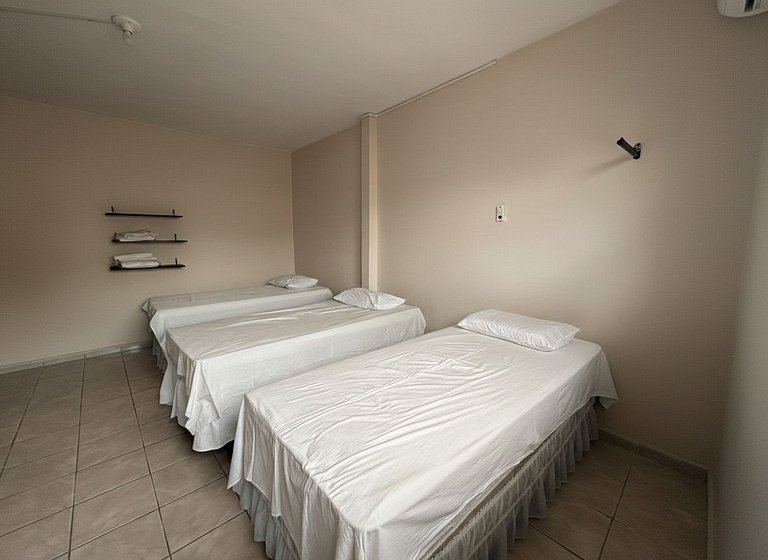 Quarto Duplo com Ar: Conforto e Economia!