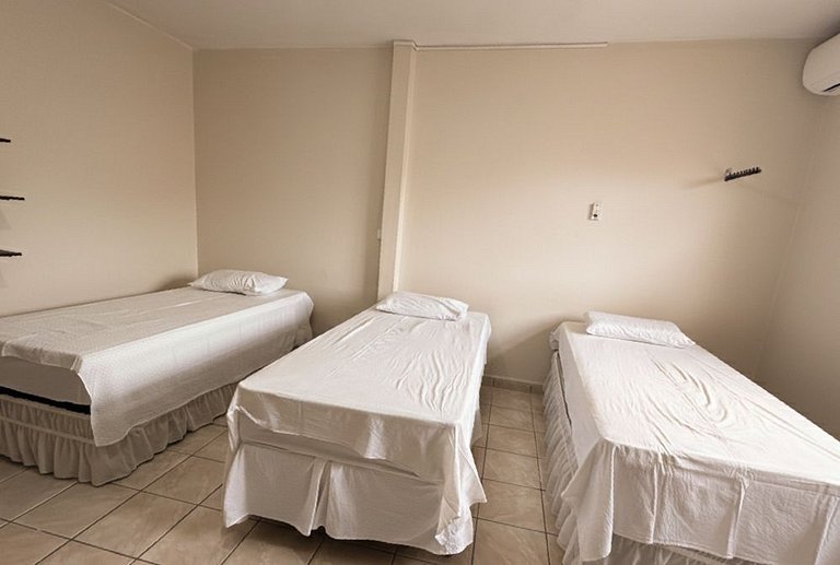 Quarto Duplo com Ar: Conforto e Economia!