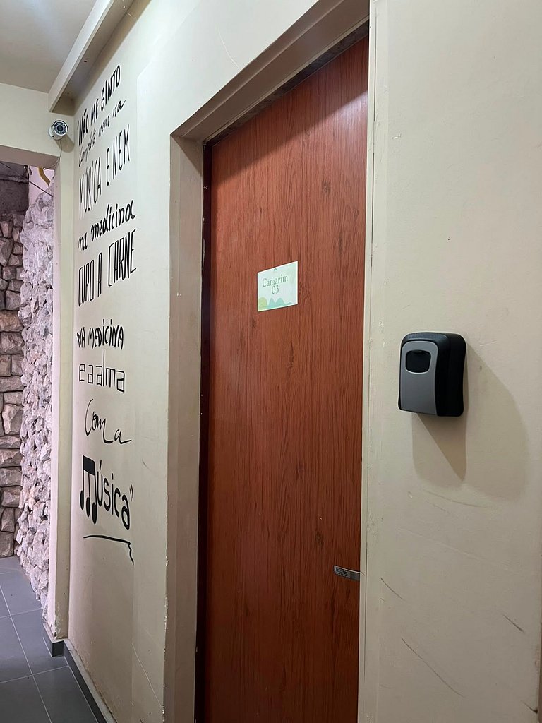 Hospedagem com Ar e ótimo custo-benefício!